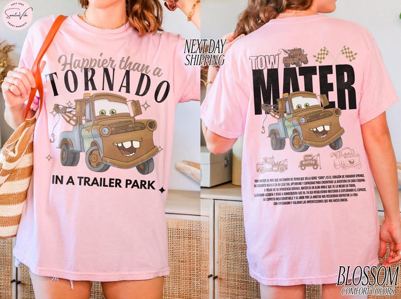 Puede incluir: Camiseta rosa claro con una imagen de dibujos animados de Mate del coche de la pel&iacute;cula Cars. La parte delantera de la camiseta dice "Happier than a Tornado in a Trailer Park". La parte trasera dice "Tow Mater".