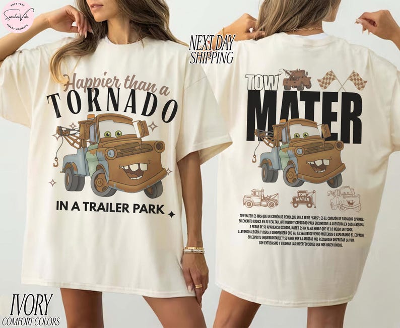 Puede incluir: Camiseta de color marfil con un dibujo de un cami&oacute;n de remolque de dibujos animados y el texto "Happier than a Tornado in a Trailer Park" en la parte delantera. La parte trasera de la camiseta muestra "Tow Mater" con un gr&aacute;fico a juego. La camiseta es de material c&oacute;modo.