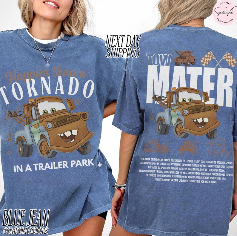 Puede incluir: Camiseta azul vaquero de colores confort con una imagen de dibujos animados de Tow Mater de la pel&iacute;cula Cars. La parte delantera de la camiseta dice "Happier than a Tornado in a Trailer Park". La parte trasera dice "Tow Mater".