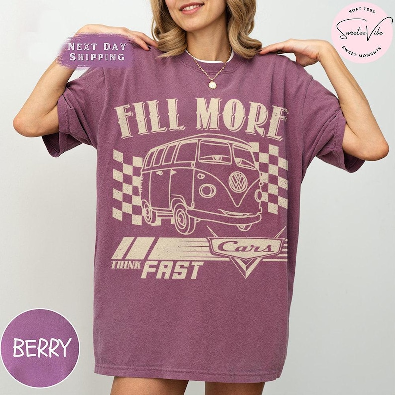 Puede incluir: Camiseta color bayas con un gr&aacute;fico de una furgoneta vintage y las palabras "FILL MORE" encima. Debajo de la furgoneta est&aacute;n las palabras "THINK FAST" y "Cars". La camiseta tiene un corte holgado y mangas cortas.