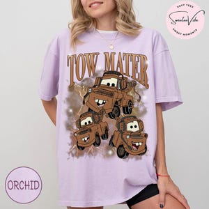 K&ouml;nnte beinhalten: Eine wei&szlig;e Keramik-Tasse mit schwarzem Henkel und dem Text "But First, Coffee" in schwarzer, fetter Schrift. Die Tasse steht auf einer Holzoberfl&auml;che. Die Tasse ist etwa 10 cm hoch.