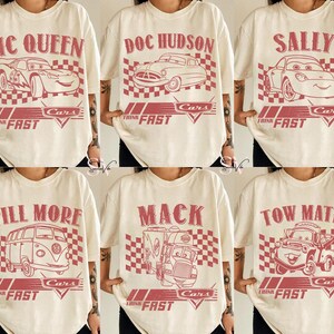 Puede incluir: Camisetas color crema con gr&aacute;ficos rojos de personajes de la pel&iacute;cula "Cars." Los dise&ntilde;os incluyen "MC QUEEN", "DOC HUDSON", "SALLY", "FILL MORE", "MACK" y "TOW MATER", con el logo "Cars" y el texto "Think Fast".