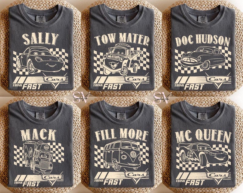 Puede incluir: Seis camisetas de color gris antracita con gr&aacute;ficos blancos que representan personajes de la pel&iacute;cula "Cars". Cada camiseta muestra el nombre de un personaje, una ilustraci&oacute;n de un coche, una bandera a cuadros y el texto "Think Fast Cars".
