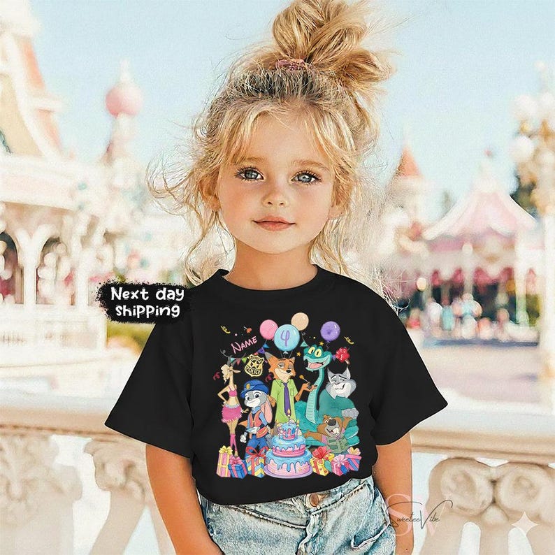 Peut inclure: T-shirt noir &agrave; manches courtes avec un motif de f&ecirc;te d'anniversaire de dessin anim&eacute; color&eacute;, avec des personnages d'animaux, des ballons et un g&acirc;teau. Le t-shirt est port&eacute; par un jeune enfant. Les mots "Next day shipping" sont dans l'image.