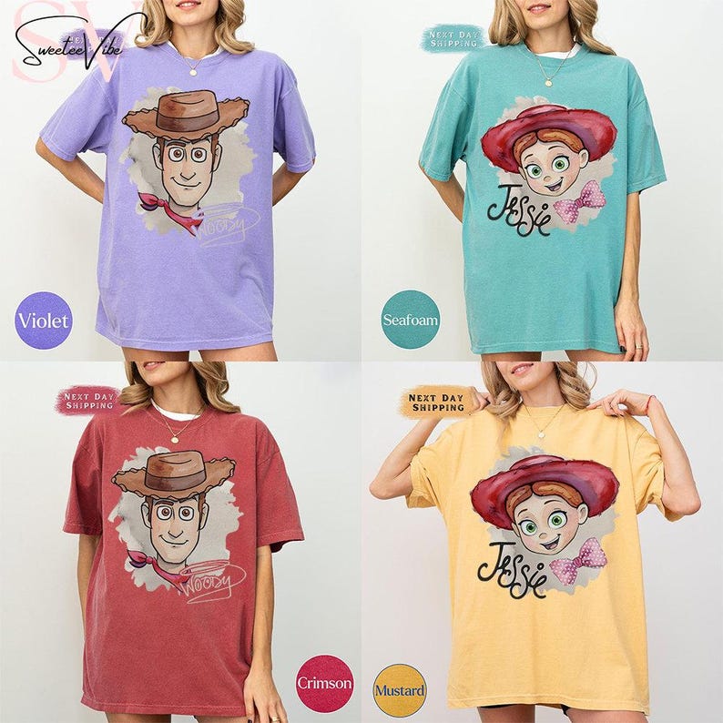 Puede incluir: Cuatro camisetas de manga corta en violeta, espuma de mar, carmes&iacute; y mostaza. Cada camiseta presenta un gr&aacute;fico de personaje de dibujos animados. La camiseta violeta tiene a Woody, la camiseta espuma de mar tiene a Jessie, la camiseta carmes&iacute; tiene a Woody y la camiseta mostaza tiene a Jessie.
