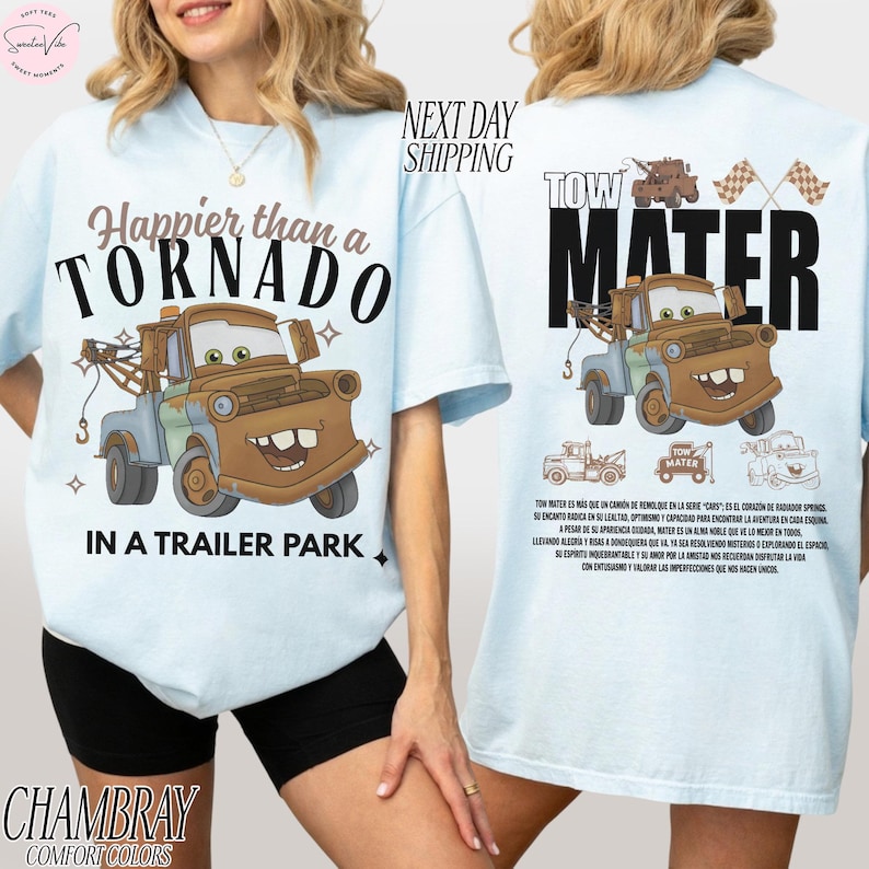 Puede incluir: Camiseta azul claro con una imagen de dibujos animados de Tow Mater de la pel&iacute;cula Cars, con el texto "Happier than a Tornado" y "In a Trailer Park". La parte posterior de la camiseta tiene un dise&ntilde;o a juego con el texto "Tow Mater".