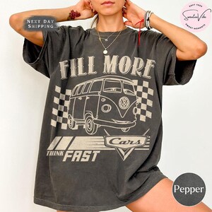 Puede incluir: Una taza de cer&aacute;mica blanca con un asa negra y el texto "But First, Coffee" en negro y negrita. La taza est&aacute; sobre una superficie blanca.