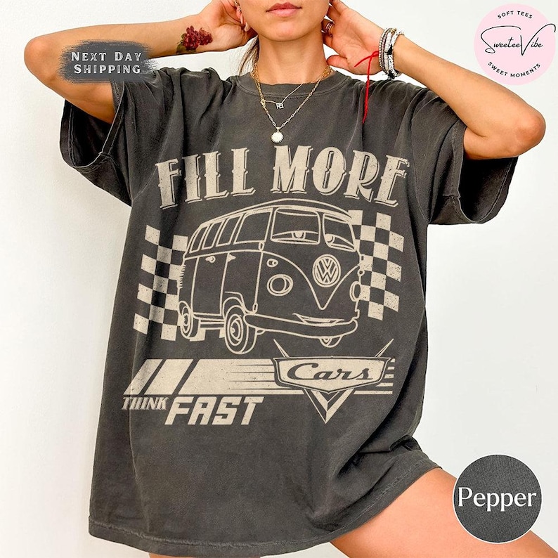 Puede incluir: Una taza de cer&aacute;mica blanca con un asa negra y el texto "But First, Coffee" en negro y negrita. La taza est&aacute; sobre una superficie blanca.