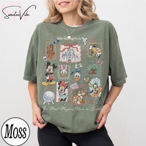 Puede incluir: Una camiseta verde oliva con un dise&ntilde;o de Disney. El dise&ntilde;o incluye a Mickey Mouse, Minnie Mouse, el Pato Donald y Chip y Chop, junto con el texto "Walt Disney World" y "The Most Magical Place on Earth".