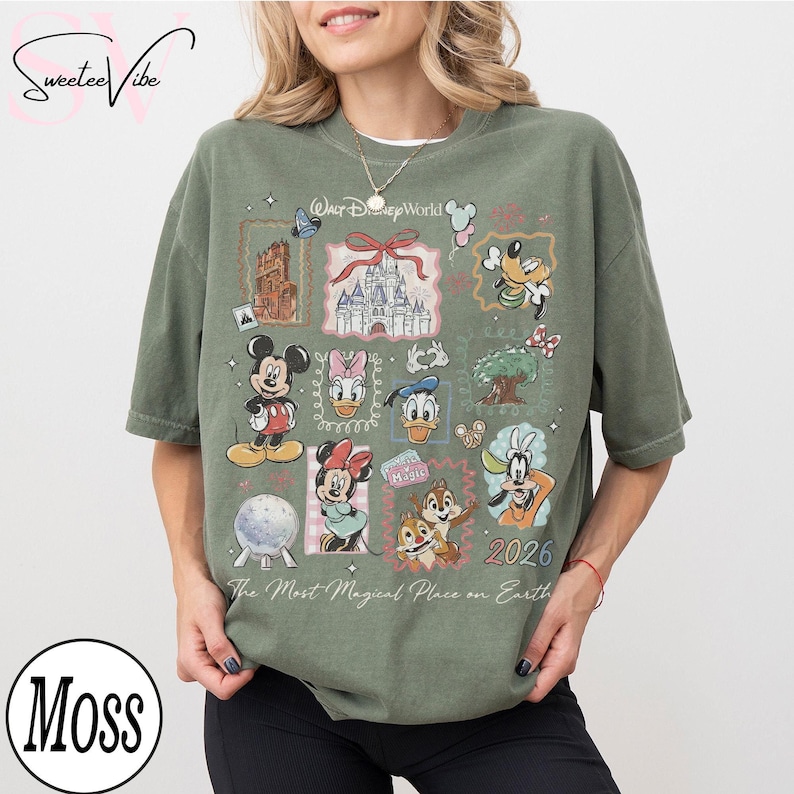 Puede incluir: Una camiseta verde oliva con un dise&ntilde;o de Disney. El dise&ntilde;o incluye a Mickey Mouse, Minnie Mouse, el Pato Donald y Chip y Chop, junto con el texto "Walt Disney World" y "The Most Magical Place on Earth".