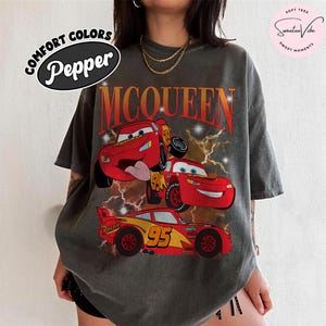 K&ouml;nnte beinhalten: Rustikales Holzschild mit dem Text "Welcome to our home" in wei&szlig;er Schrift. Das Schild hat eine Used-Optik und ein schlichtes, einladendes Design, perfekt f&uuml;r eine Veranda oder einen Eingangsbereich.