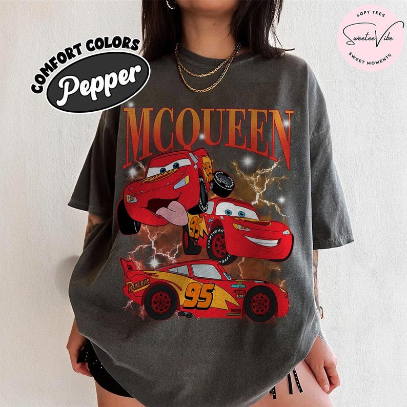 K&ouml;nnte beinhalten: Rustikales Holzschild mit dem Text "Welcome to our home" in wei&szlig;er Schrift. Das Schild hat eine Used-Optik und ein schlichtes, einladendes Design, perfekt f&uuml;r eine Veranda oder einen Eingangsbereich.