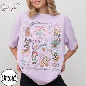 Puede incluir: Una camiseta de color lila claro con ilustraciones de personajes y lugares emblem&aacute;ticos de Disney enmarcados. La camiseta incluye el texto "Walt Disney World", "2026" y "The Most Magical Place on Earth". La camiseta tiene mangas cortas.