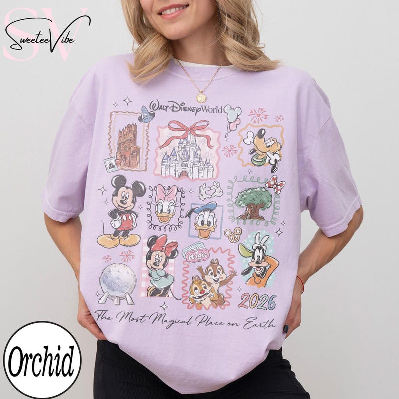 Puede incluir: Una camiseta de color lila claro con ilustraciones de personajes y lugares emblem&aacute;ticos de Disney enmarcados. La camiseta incluye el texto "Walt Disney World", "2026" y "The Most Magical Place on Earth". La camiseta tiene mangas cortas.