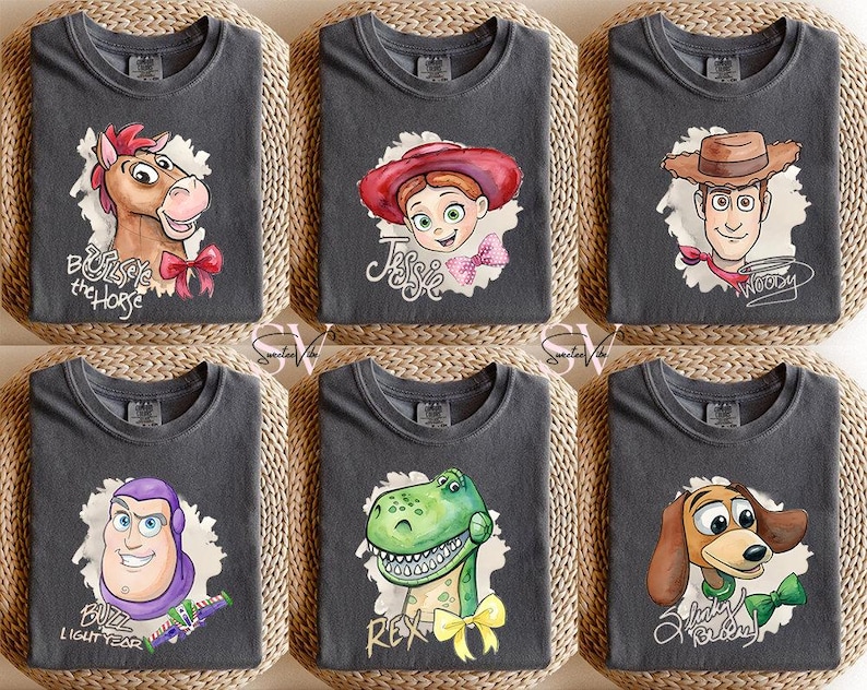 Puede incluir: Seis camisetas de color gris antracita con personajes de dibujos animados populares. Cada camiseta muestra un personaje diferente: Bullseye el caballo, Jessie, Woody, Buzz Lightyear, Rex y Slinky Dog. Cada personaje est&aacute; rodeado por una forma blanca similar a una nube.