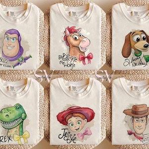 Puede incluir: Seis camisetas de color blanco roto con dise&ntilde;os de personajes de la pel&iacute;cula Toy Story. Los personajes incluyen a Buzz Lightyear, Bullseye el caballo, Slinky Dog, Rex, Jessie y Woody. Cada camiseta presenta una ilustraci&oacute;n diferente del personaje y su nombre.