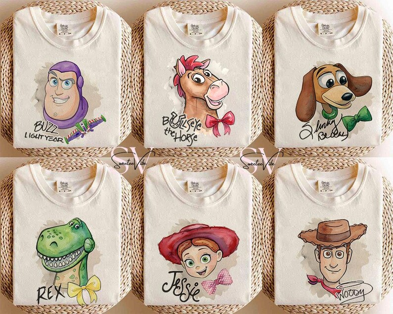 Puede incluir: Seis camisetas de color blanco roto con dise&ntilde;os de personajes de la pel&iacute;cula Toy Story. Los personajes incluyen a Buzz Lightyear, Bullseye el caballo, Slinky Dog, Rex, Jessie y Woody. Cada camiseta presenta una ilustraci&oacute;n diferente del personaje y su nombre.