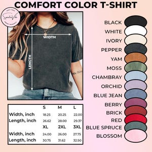 Puede incluir: Una camiseta Comfort Color en una variedad de colores, incluyendo negro, blanco y rojo. La imagen muestra las medidas de ancho y largo de la camiseta en pulgadas para las tallas S, M, L, XL, 2XL y 3XL. La camiseta es de color gris oscuro.
