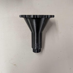Puede incluir: Embudo de pl&aacute;stico negro con una parte superior ancha en forma de engranaje y un cuerpo c&oacute;nico. La parte inferior tiene un extremo roscado. El embudo est&aacute; dise&ntilde;ado para la transferencia de l&iacute;quidos.