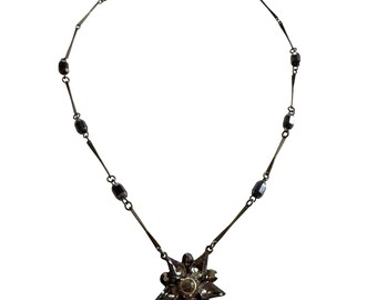 Collar Belladonna estilo vintage con cristales en forma de estrella y cuentas de latón gris antiguo.