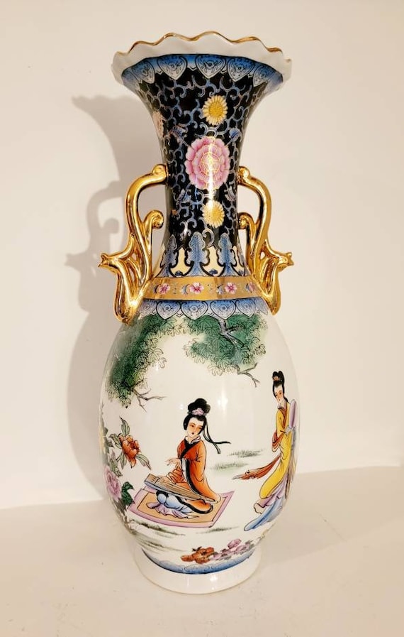 Vintage Keramik Asiatische Bodenvase, Florale Dame Geschichte Porzellan Vase, Große Vase, Made in China Blumenvase gefunden von Foo Foo La La