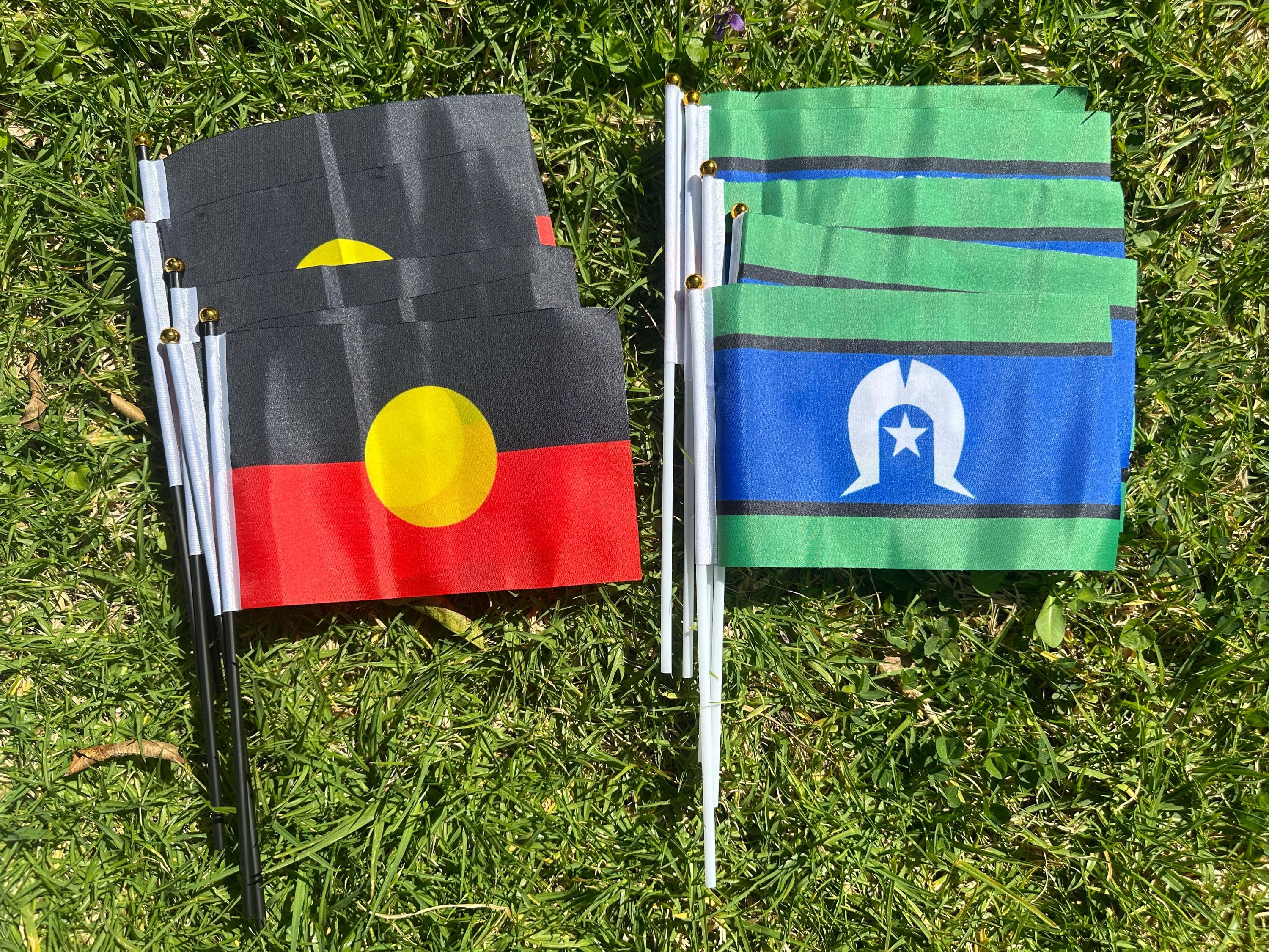 Islander Hand Sign 10 Aboriginal & Torres Strait Islander Hand Waver Flags 5 Each Small ...