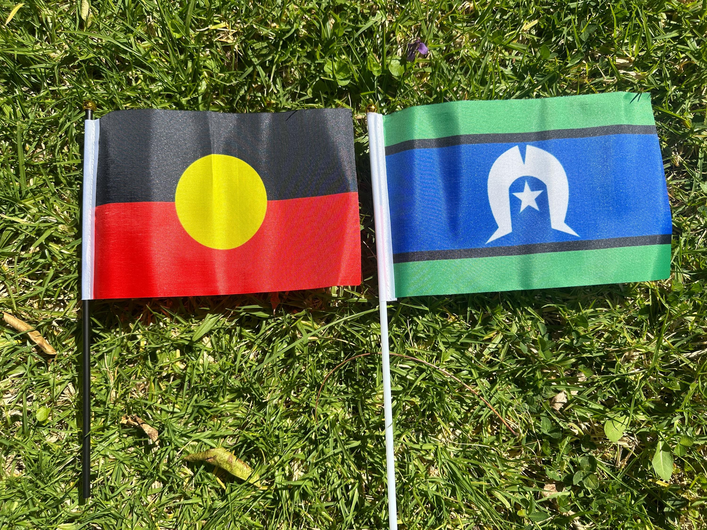 Islander Hand Sign 10 Aboriginal & Torres Strait Islander Hand Waver Flags 5 Each Small ...