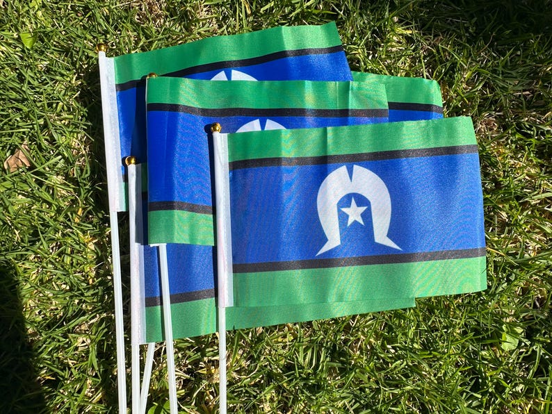 10 Aboriginal & Torres Strait Islander Hand Waver Flags 5 Each Small ...
