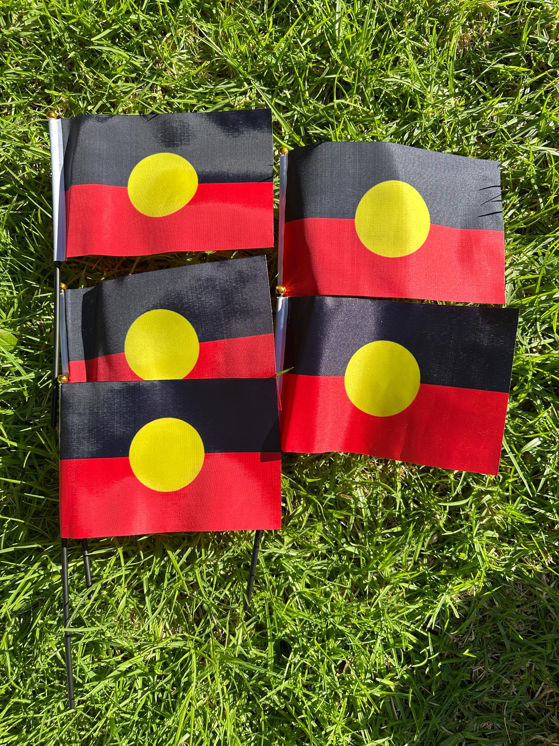 Islander Hand Sign 10 Aboriginal & Torres Strait Islander Hand Waver Flags 5 Each Small ...