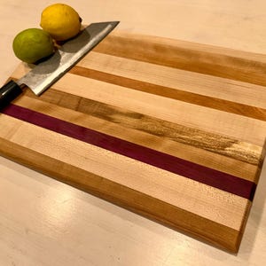 Schneidebrett aus Amaranth und Ahorn – Großes, handgefertigtes Brett aus Kirsch- und Maserbirke, gestreiftes Hartholz-Schneidebrett – Einzugsgeschenk