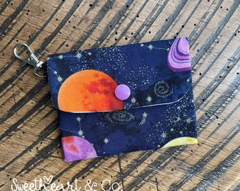 Carteira Mini Artesanal Planetas Celestiais – Carteira com Fecho de Pressão – Carteira para Documentos de Identificação, Cartões de Crédito e Chaves