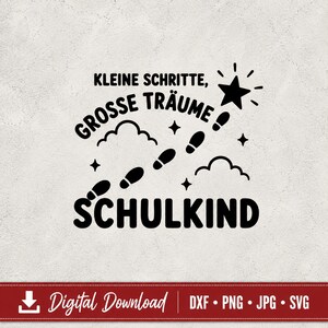 Op de afbeelding: Een zwart grafisch ontwerp met de Duitse tekst "KLEINE SCHRITTE, GROSSE TRÄUME" boven het woord "SCHULKIND". Het ontwerp bevat een spoor van vijf voetafdrukken die naar een ster leiden, omringd door twee wolkenomtrekken en diverse kleine sterren.