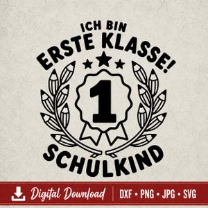 Op de afbeelding: Een zwart grafisch ontwerp met de tekst ICH BIN ERSTE KLASSE! SCHULKIND, een groot cijfer 1 in een geschulpte badge, drie sterren en twee gebogen takken gemaakt van potloden, alles gepresenteerd als een digitaal bestand.