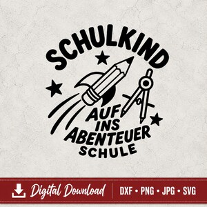 Op de afbeelding: Een zwart grafisch ontwerp met een potlood in de vorm van een raket, een passer en drie sterren. De tekst luidt SCHULKIND AUF INS ABENTEUER SCHULE in een vet, schreefloos lettertype. Dit digitale bestand is beschikbaar in DXF, PNG, JPG en SVG-indelingen.