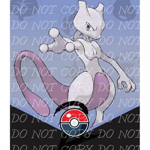 Może przedstawiać: Grafika przedstawiająca Pokemona Mewtwo w dynamicznej pozie, z fioletowym ogonem i akcentami. Tło jest jasnoniebieskie z powtarzającym się tekstem "DO NOT COPY". Stylizowany Poké Ball znajduje się na dole.
