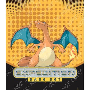 Könnte beinhalten: Eine Sammelkarte mit einer Charizard-Illustration. Die Karte hat einen gelben und schwarzen Hintergrund mit dem Text "EXPEDITION BASE SET". Das Charizard ist orange mit blauen Flügeln und einer Flamme an seinem Schwanz.