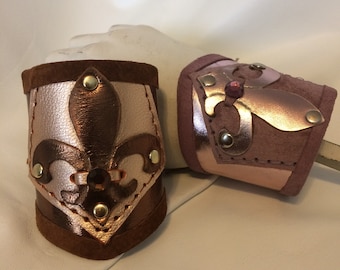 Brazalete de cuero con flor de lis