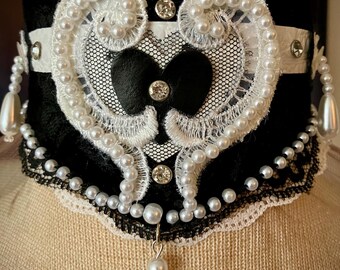 Elizabeth ~ Schwarz und Perlenkragen