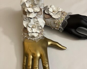 Billie ~ Gardenie weiße Armfesseln aus Leder