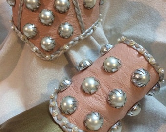 Ruth ~ Pale Pink und Pearl Lederhalsband und Manschettenset