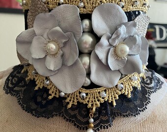 Halsband aus schwarzem Leder