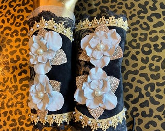 Billie ~ Schwarze Wildleder Gardenia Handfesseln