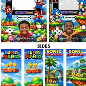 Peut inclure: Ensemble d'accessoires de photomaton colorés sur le thème de Super Mario et Sonic le Hérisson. Les accessoires présentent les personnages, le logo Game Boy Color et le nom "Caleb". Les côtés présentent des scènes de Super Mario et Sonic.