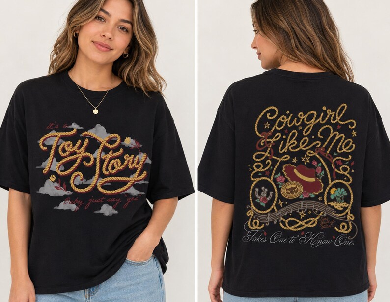 Op de afbeelding: Een zwart t-shirt met een vooropdruk van de tekst "Toy Story" in een touwachtig lettertype boven grijze wolken. De achterkant toont de tekst "Cowgirl like Me" en "Takes One to Know One" met illustraties van een hoed, hoefijzer en touw.