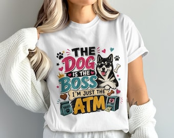 Immagine PNG per sublimazione con la scritta "Il cane Akita è il capo, io sono solo il bancomat", design divertente per amanti degli animali, regalo per mamma e papà di cani.