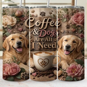 Op de afbeelding: Een cilindervormige metalen beker met een golden retriever, roze rozen en een koffiekop met een hartvormige pootafdruk. De tekst luidt Coffee & Dogs Are All I Need. Het ontwerp bevat verspreide koffiebonen, kleine hartjes en pootafdrukken.