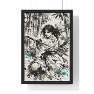 以下が含まれることがあります： 着物姿の人物が刀を持っている水彩画イラストの額入りアートプリント。アートワークは、竹林の背景に対して、黒、白、グレーの色調にターコイズのアクセントが施されています。