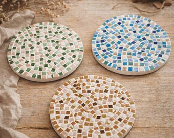 Dessous de plat ronds 20cm en mosaïque, bois naturel et tesselles, création faite main, coloris au choix