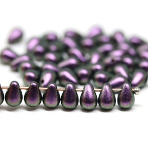 Winzige metallic lila Tropfen, Tschechische Glastropfen 4 x 6 mm - 50 Stück - 2978