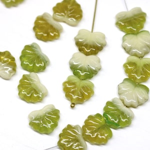 Gemischte grüne Ahornblattperlen, olivgrünes tschechisches Glas, gepresste 11 x 13 mm Blätter, 20 Stück - 0025